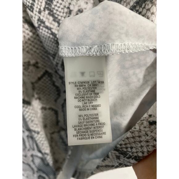 Elie Tahari top women’s size M snake print soft quiet luxury - Picture 5 of 5